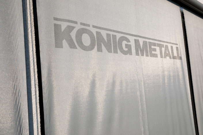 König Metall Logo auf Stoff gedruckt