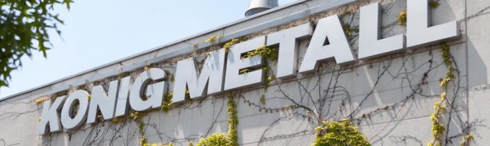 metallisches König Metall Logo auf Fassade